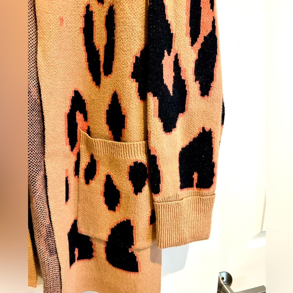 Long sleeved leopard print sweater.  size XL - Picture 11 of 11